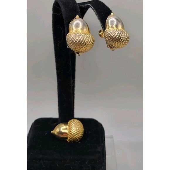 Vintage 1960s Gold Tone Acorn Brooch & Screw Back Earrings Set Patent 3176475 - Picture 2 of 10